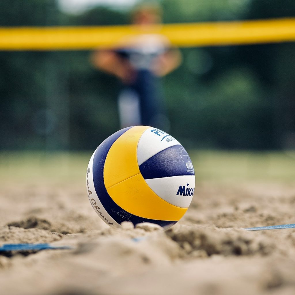 Volleyball im Sand vor einem Netz